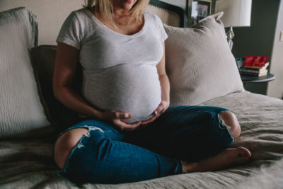 Niwot-Colorado-maternity-photographer-mom-on-bed